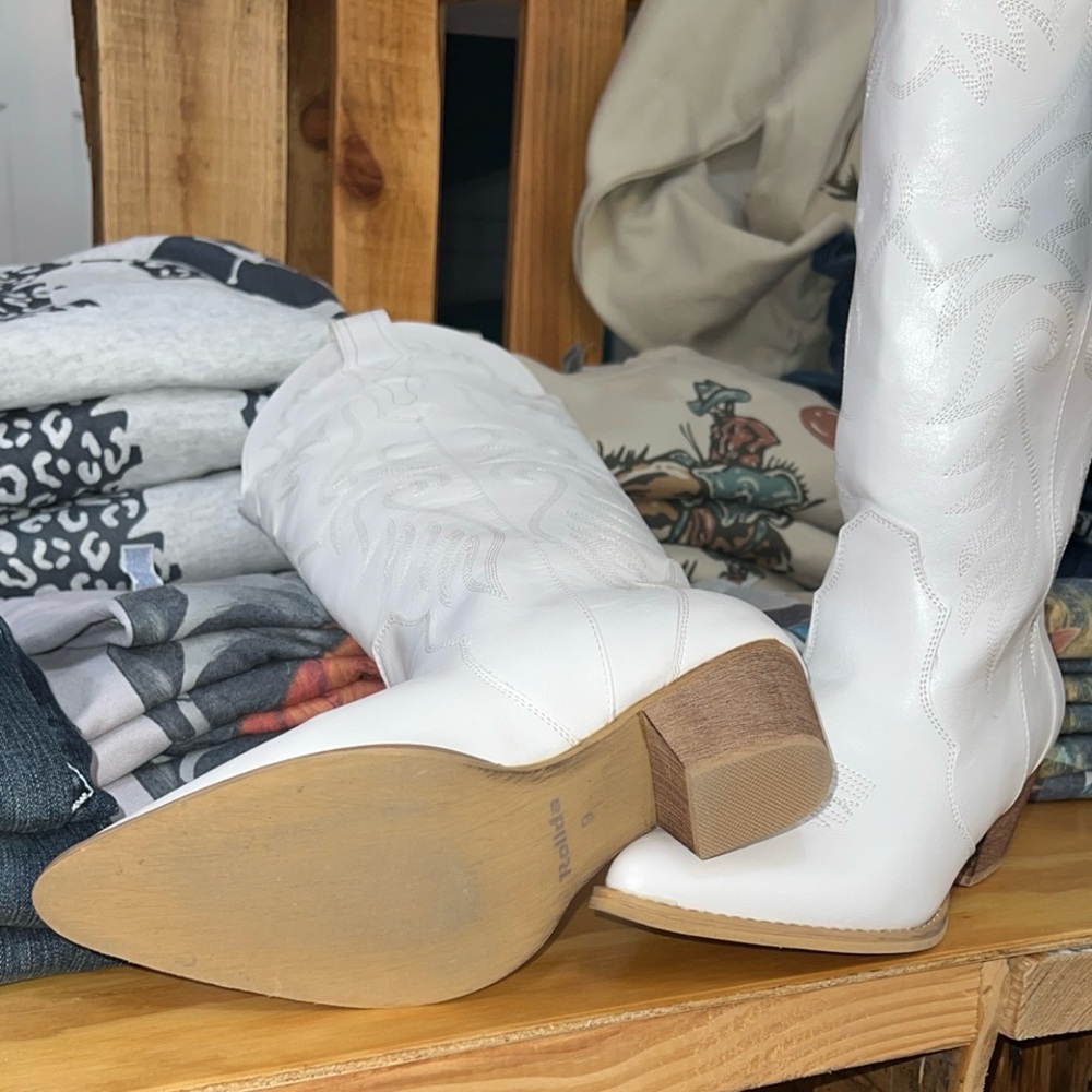 Women's White Knee-High Cowboy Boots - Picture 3 of 5